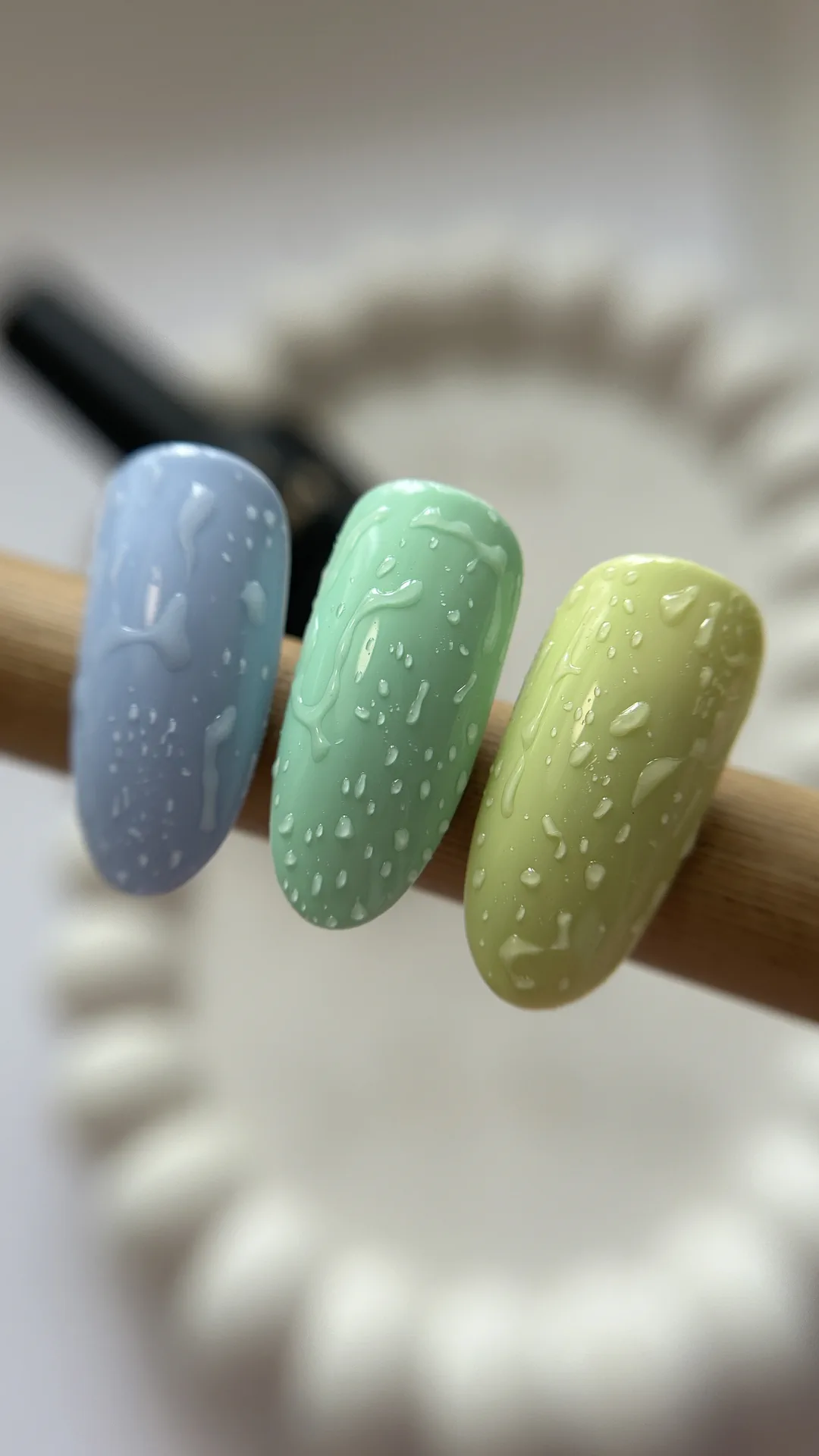 Zielone paznokcie z kropelkami wody - inspiracja manicure